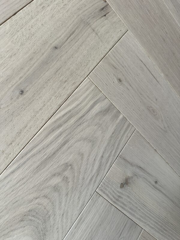 Desert Oak Herrinbone 14mm Artisan Desert Oak Brushed Matt Lacquered Herringbone 14/3x125x600mm Engineered Wood Flooring